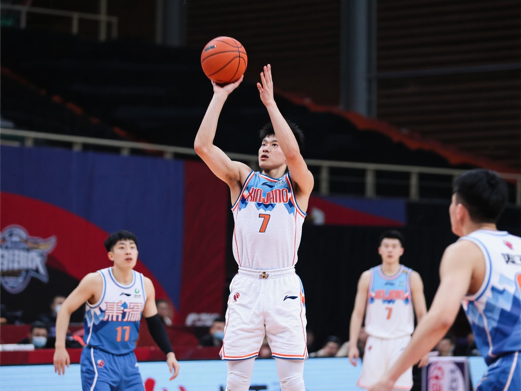 齐麟三分干拔精准命中,新疆7-7扳平南京比分 在比赛进行到关键阶段时,新疆队一度陷入得